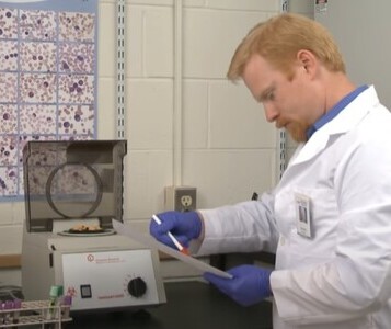 Клиника лечения наркозависимости в Белебее Врач в кабинете клиники