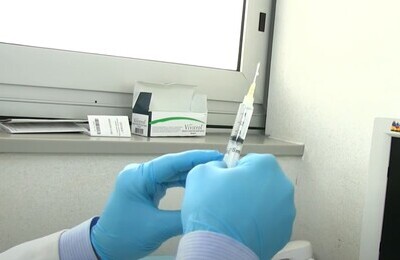 Проведение кодирования Вивитролом в Белебее Шприц с Вивитролом в руках у врача